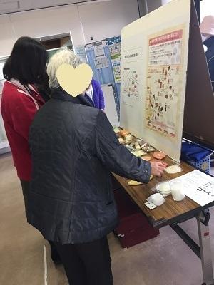 展示を見てお話している様子