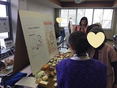 展示を見てお話している様子