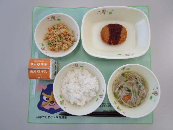 牛乳 鶏そぼろごはん 汁ビーフン ポテトコロッケ