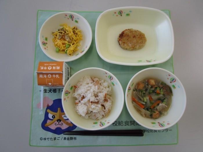 牛乳 卵と穴子の祭り寿司 根菜汁 豆腐ハンバーグ