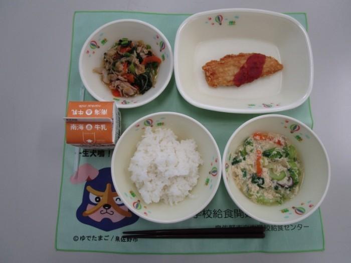 牛乳 生姜焼き丼 卵スープ 白身魚の天ぷら