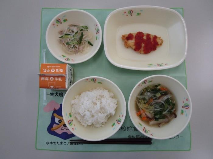 牛乳 ごはん 中華スープ 白身魚の天ぷら ハムと春雨のサラダ
