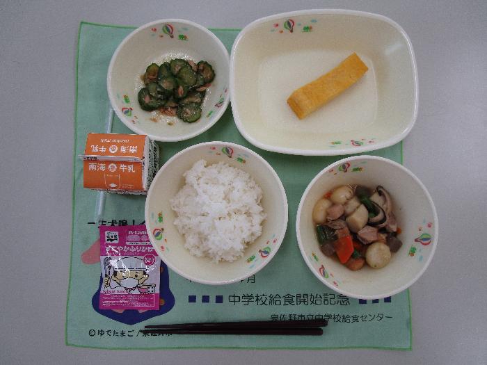 10月5日 牛乳 ごはん・ふりかけ 芋炊き 出し巻き卵 きゅうりとツナの和え物