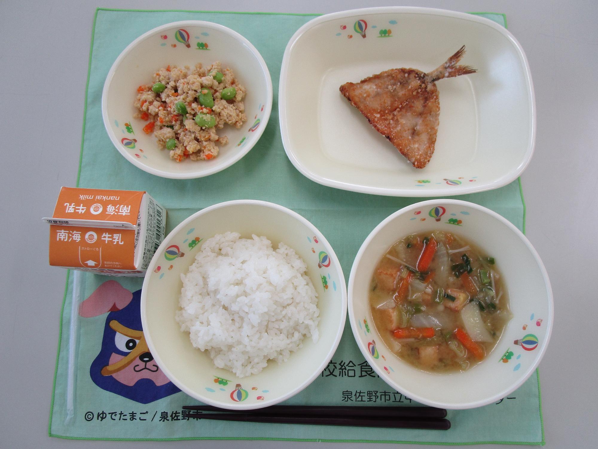 牛乳 鶏そぼろごはん みそ汁 あじの竜田揚げ