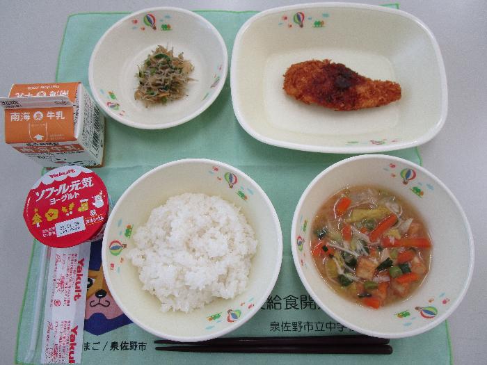 牛乳 ごはん 五目みそ汁 ささみカツの梅肉ソースかけ かぶとじゃこの和え物 ヨーグルト