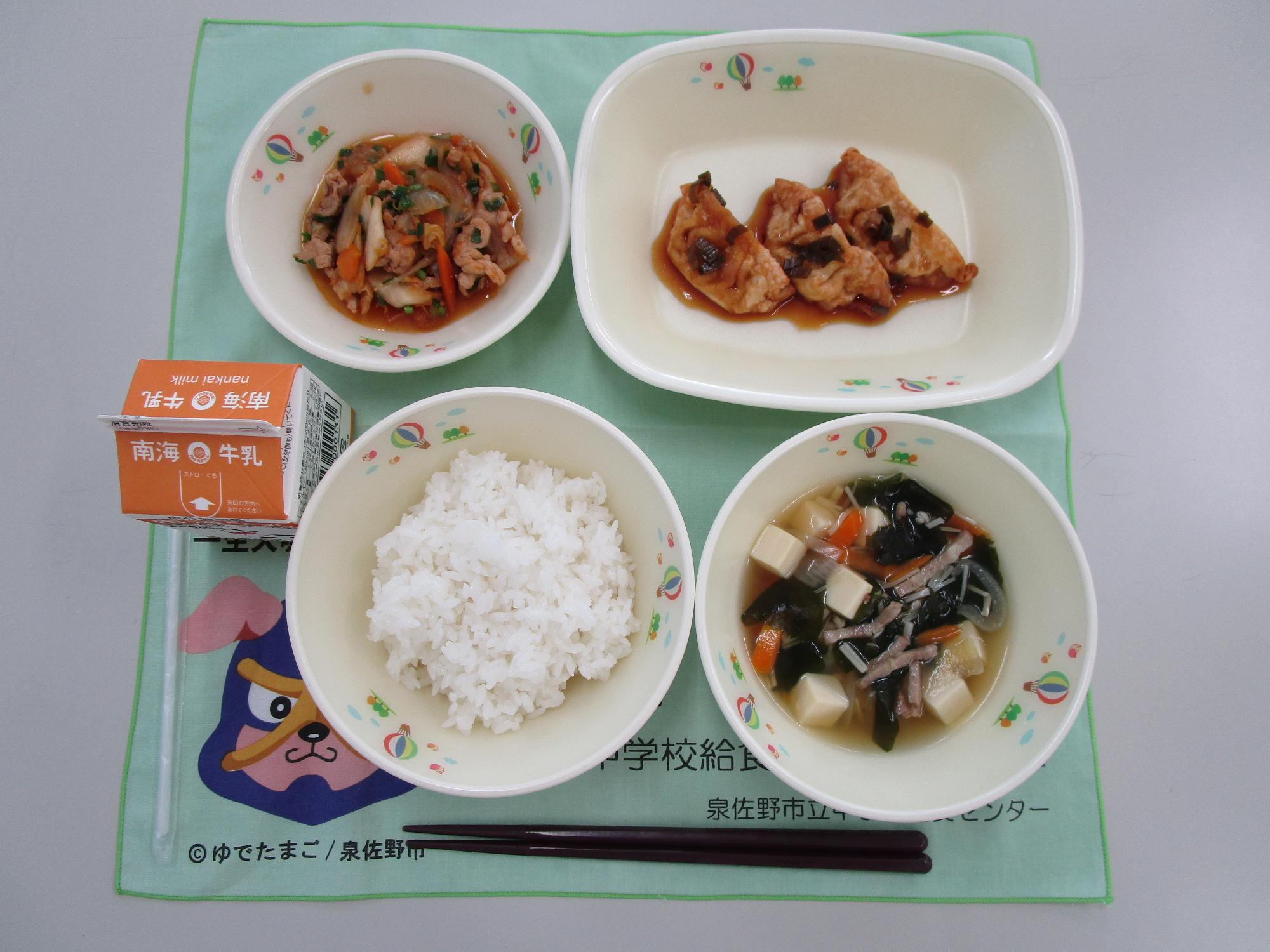 牛乳 豚キムチ丼 わかめスープ 揚げぎょうざ