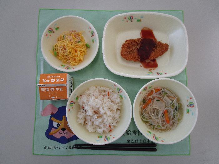 牛乳 卵とツナの祭り寿司 にゅうめん汁 白身魚フライ