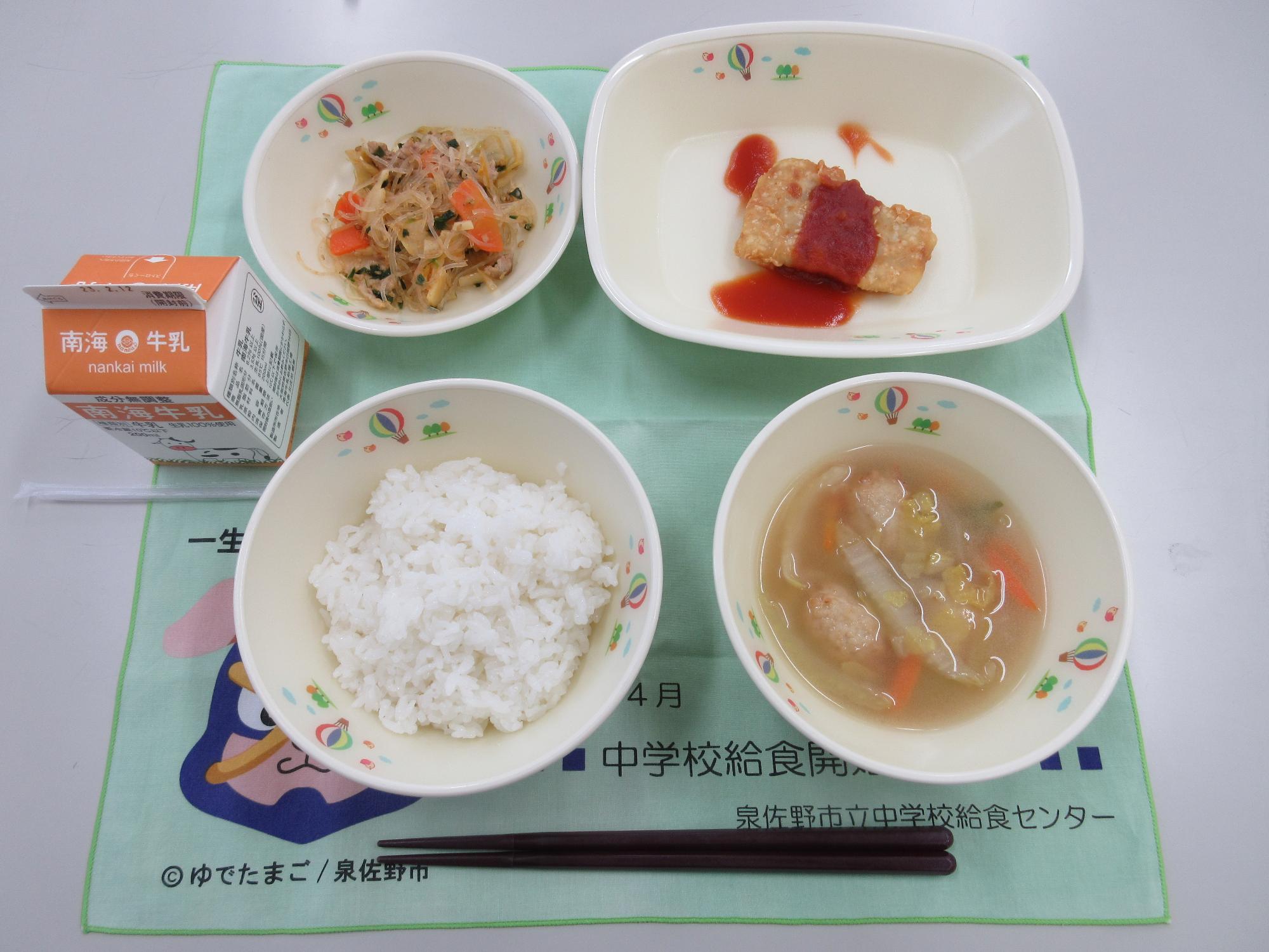 牛乳 ごはん 肉団子スープ 白身魚の天ぷら チャプチェ
