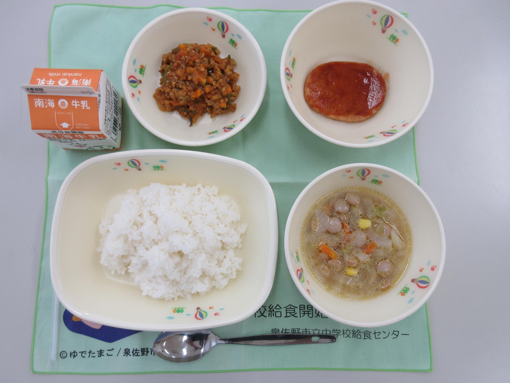 牛乳 夏野菜のキーマカレーライス マカロニスープ ハムステーキ