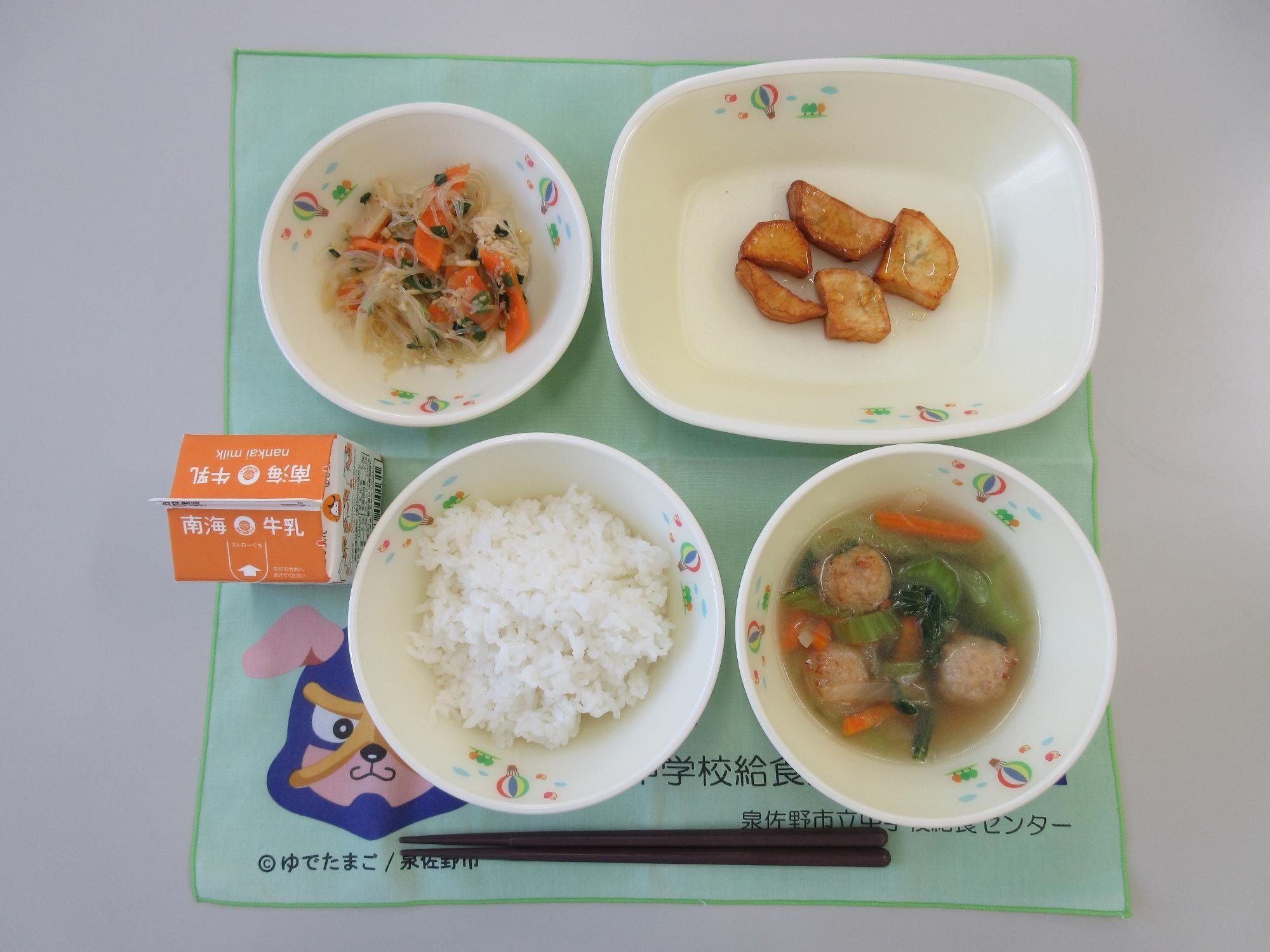 牛乳・ごはん・肉団子スープ・大学芋・チャプチェ