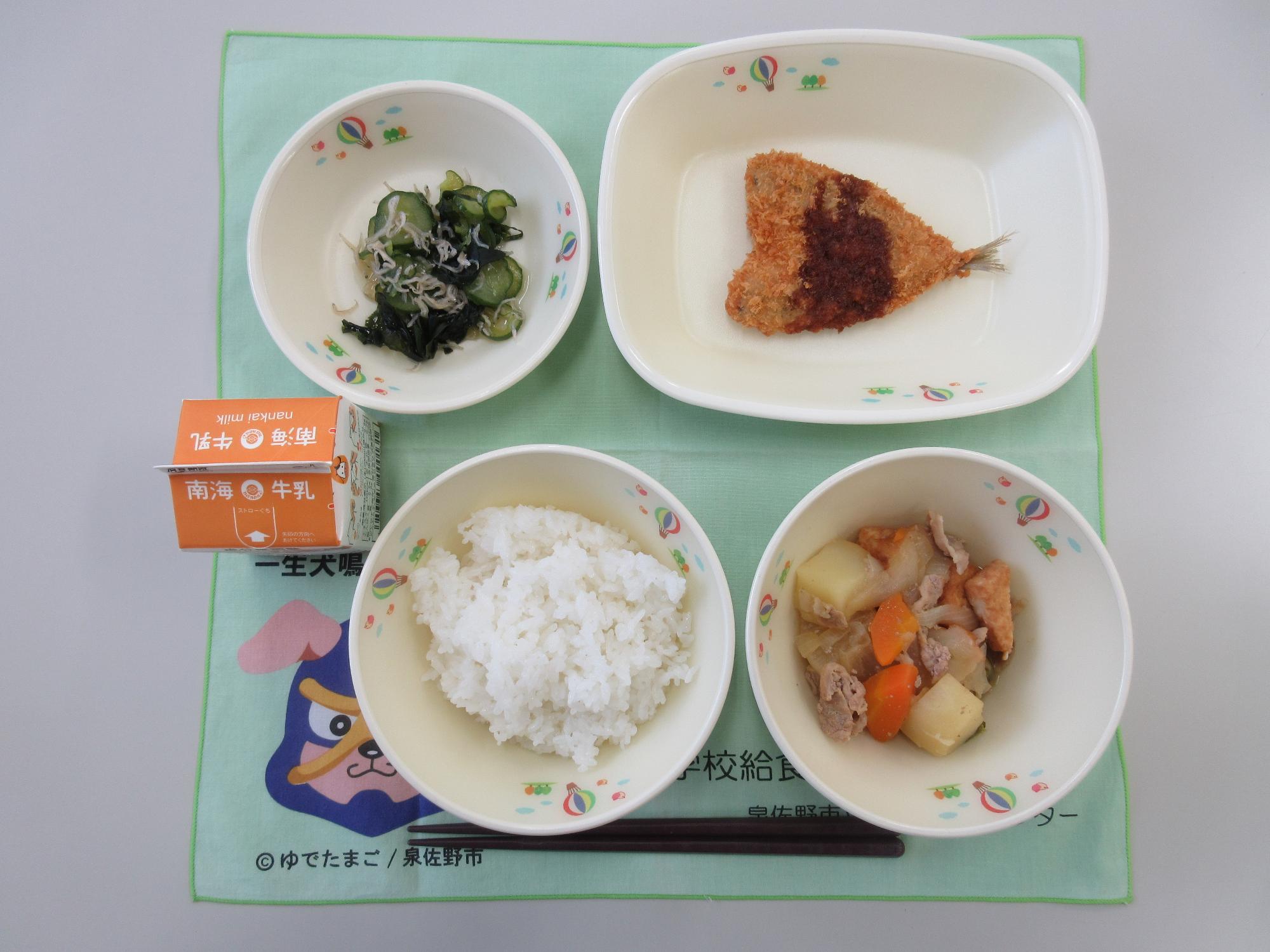 牛乳 ごはん 豚肉と大根の煮物 開きあじのフライ きゅうりとわかめの酢の物