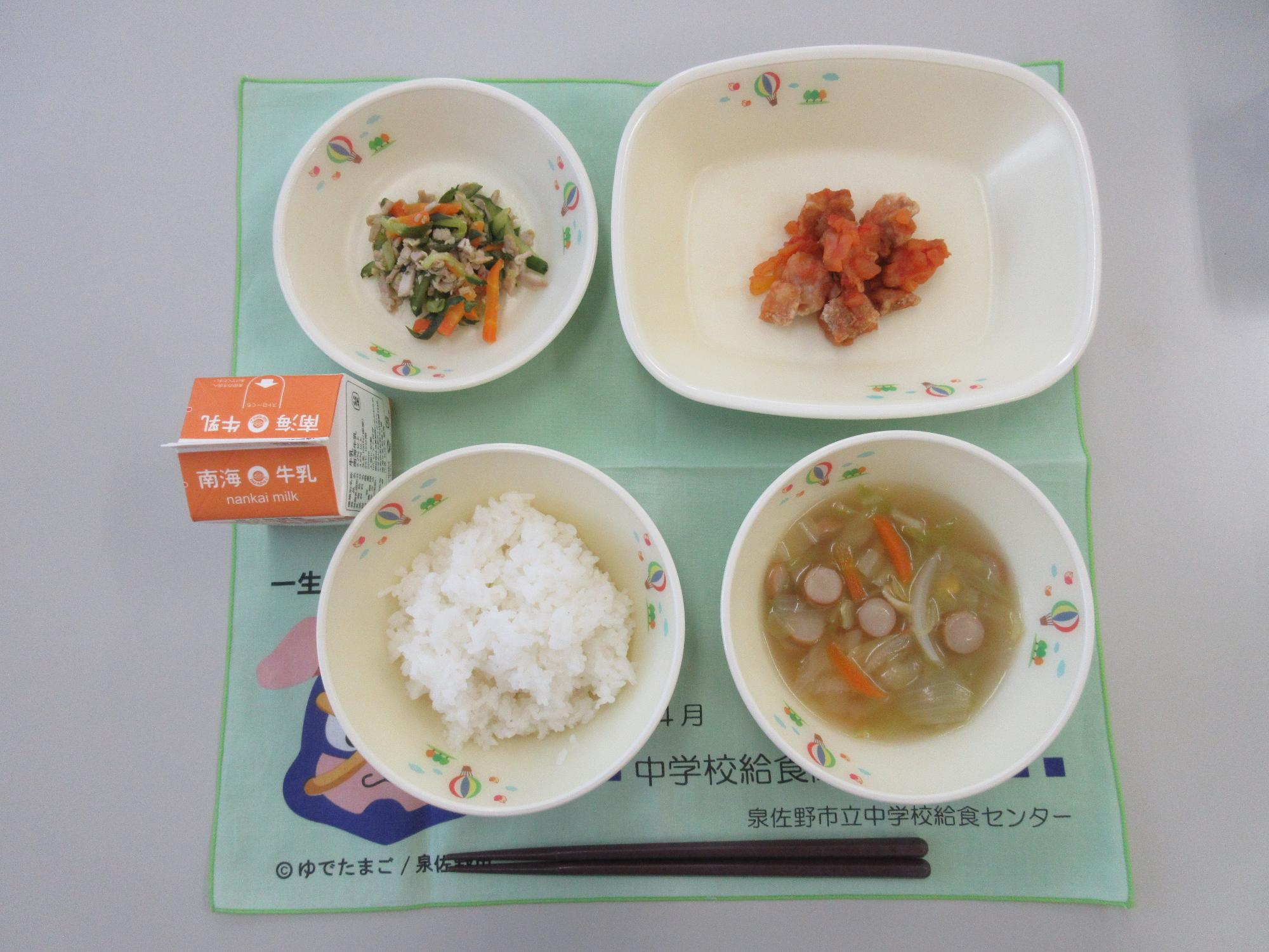 2月25日 牛乳 ごはん マカロニスープ 揚げ鶏のヴィナグレッチソースかけ ハムときゅうりの炒め物
