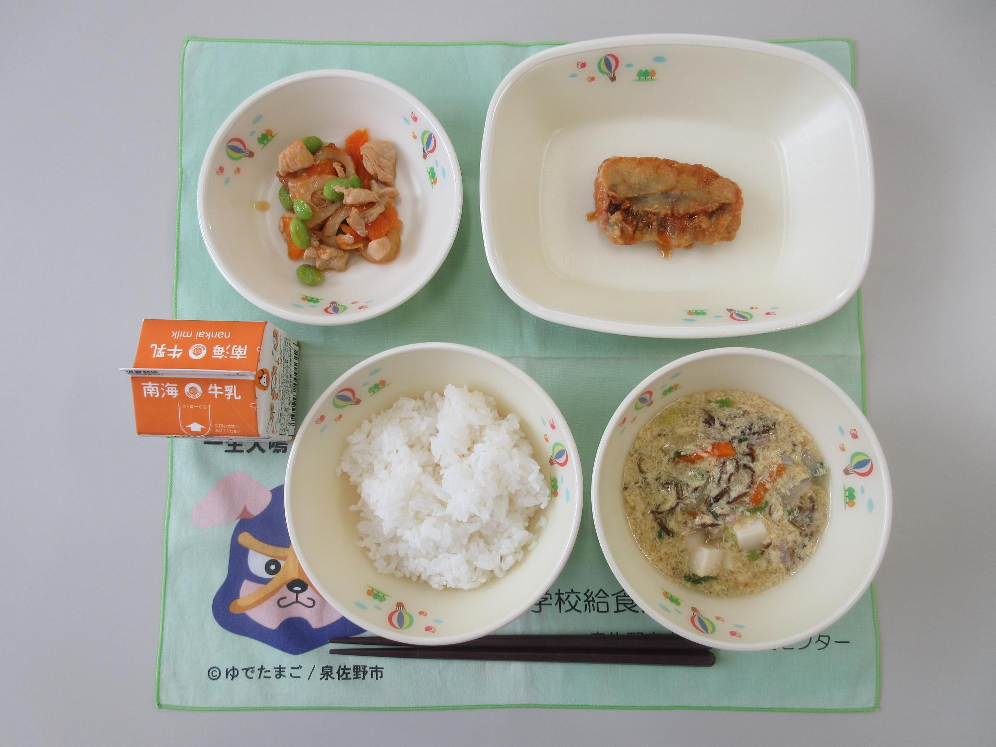 牛乳 ごはん 卵ともずくのスープ さわらの天ぷら甘酢かけ 鶏肉の甘辛炒め