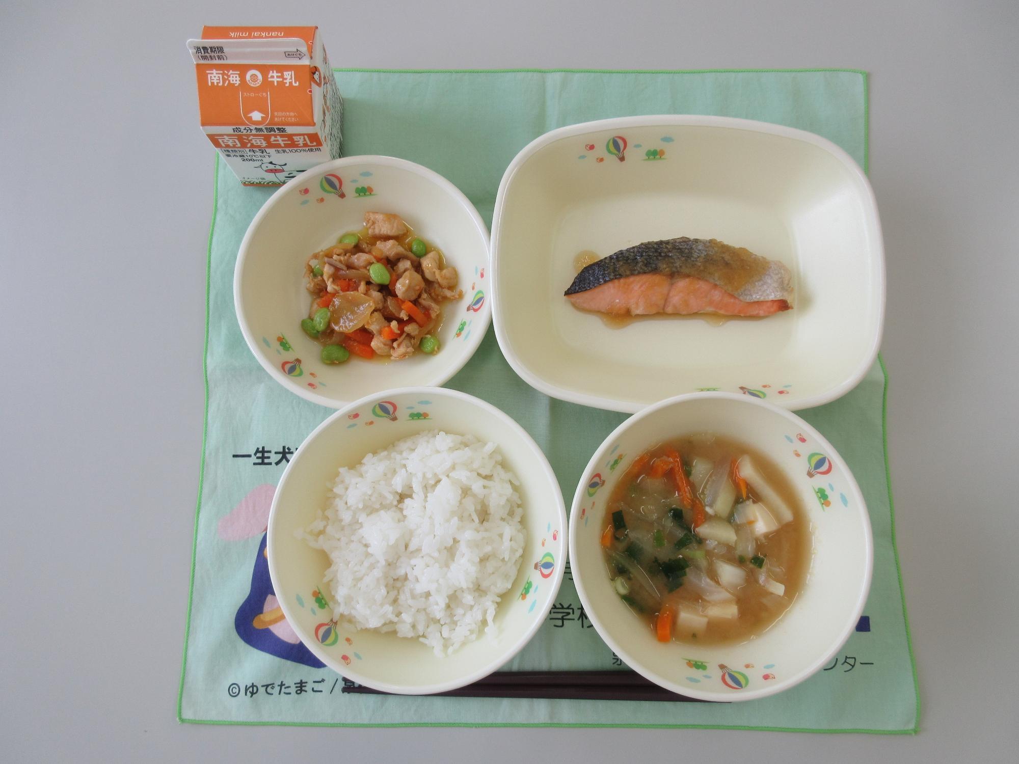 牛乳 ごはん 五目みそ汁 さけのおろししょうゆかけ 鶏肉のさっぱり煮
