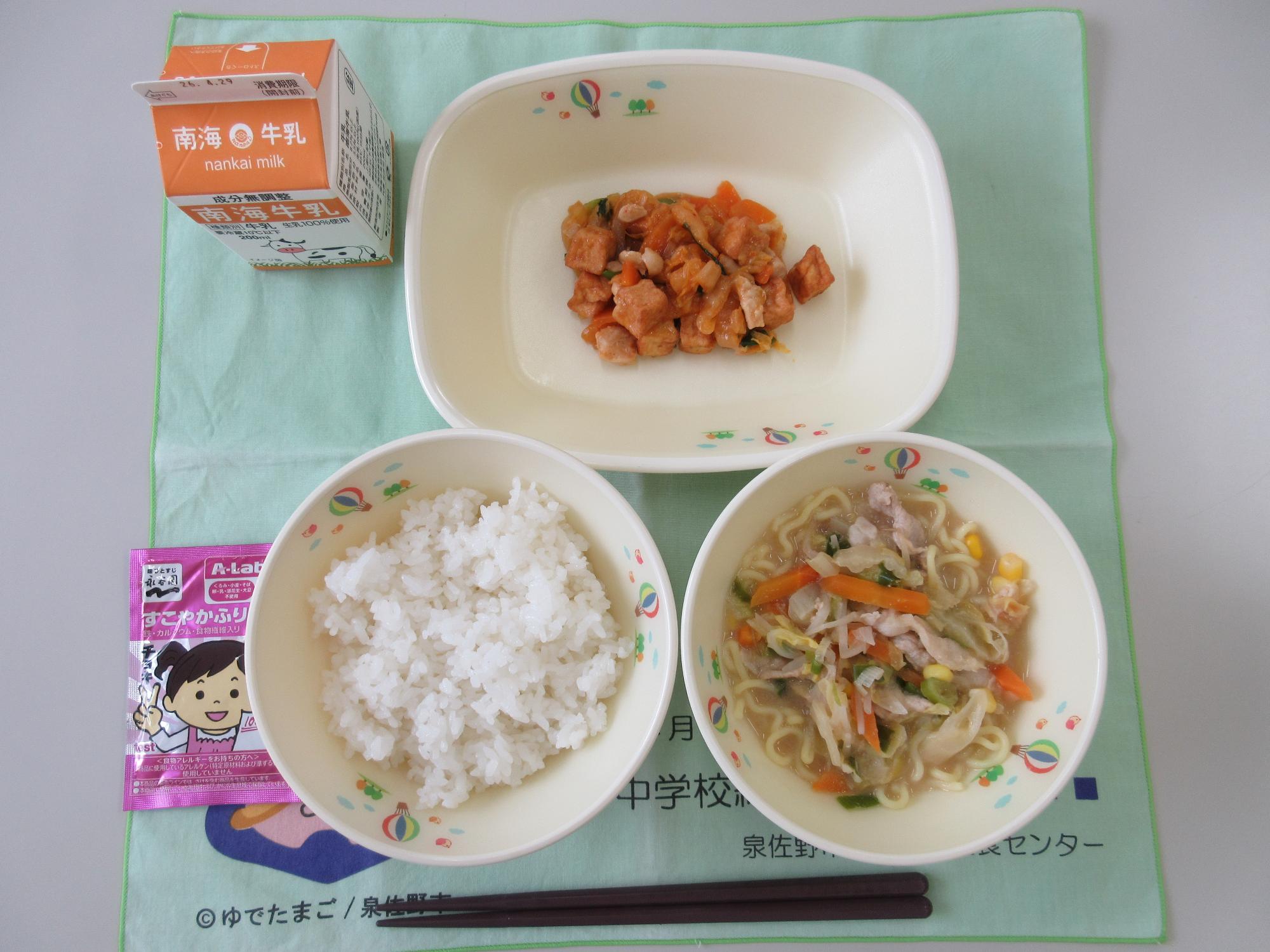 4月24日 牛乳 ごはん･ふりかけ みそ豚骨ラーメン 厚揚げとキムチの炒め物