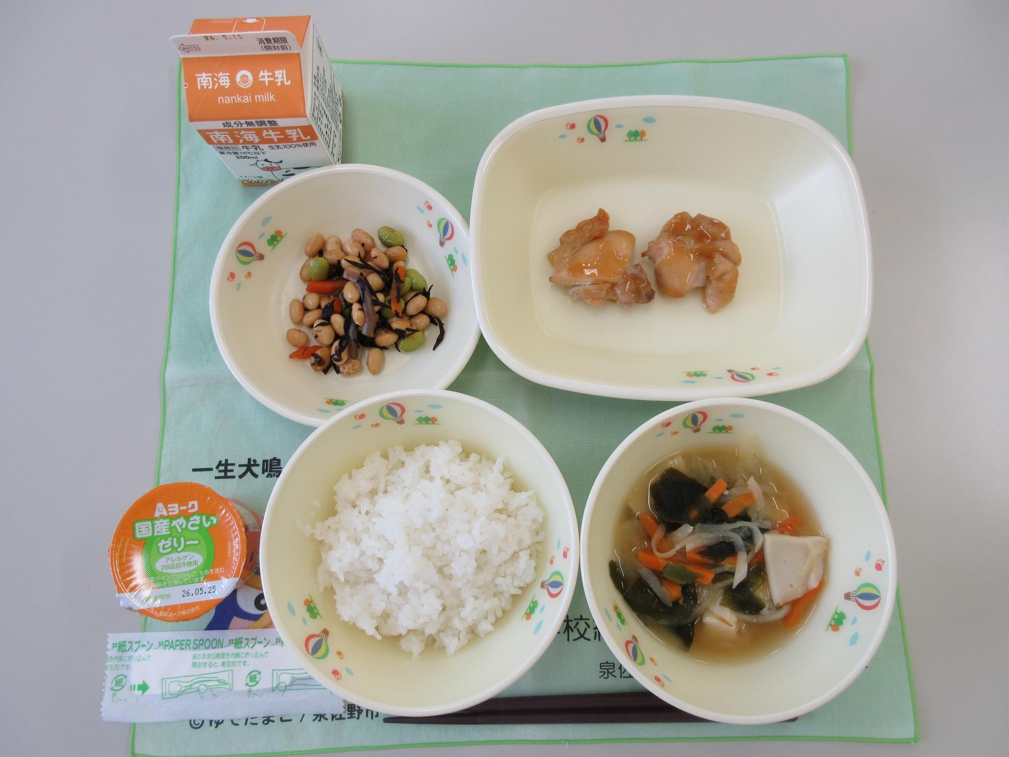 5月11日 牛乳 ごはん 切干大根のみそ汁 鶏肉の生姜照り焼き 五目豆 野菜ゼリー