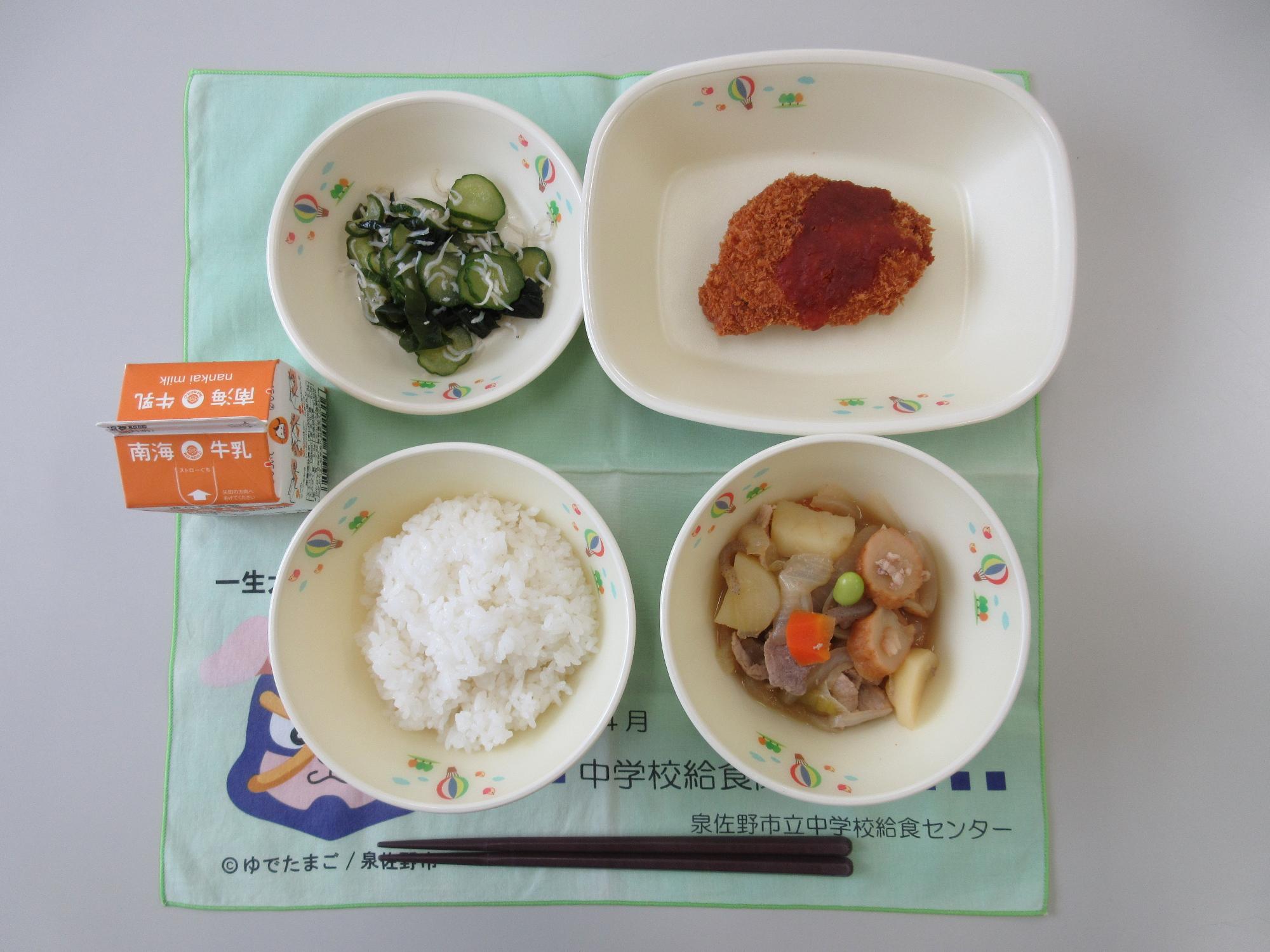5月21日 牛乳 ごはん 肉じゃが 白身魚フライ きゅうりとわかめの酢の物
