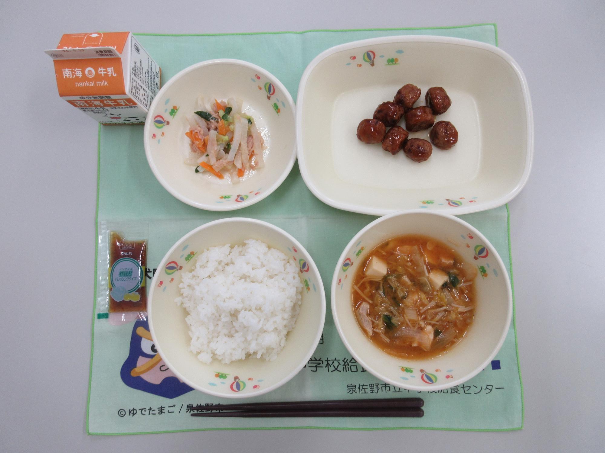 5月25日 牛乳 ごはん 豆腐とキムチのみそスープ ミートボールの甘酢あん 大根サラダ