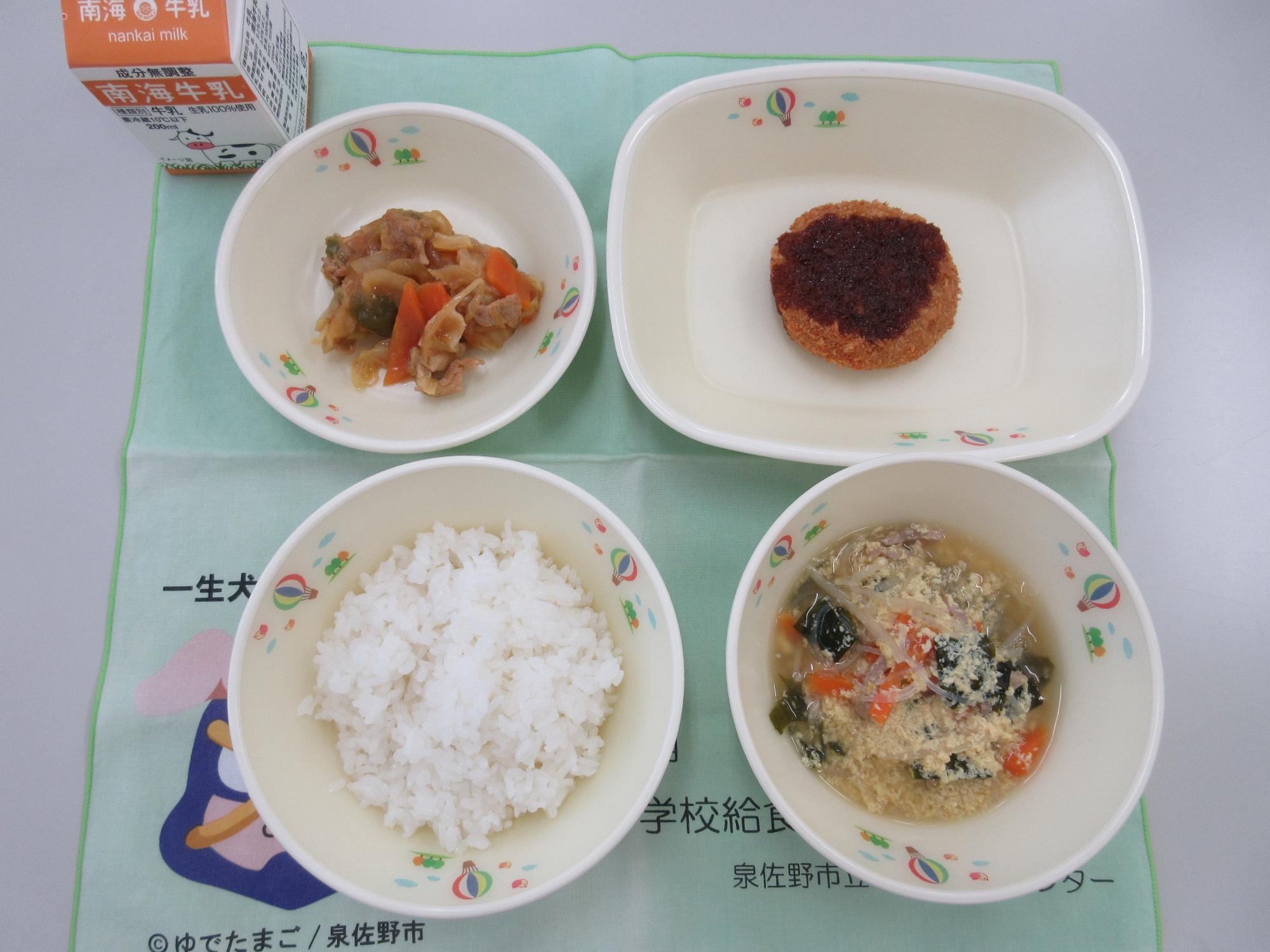 5月28日 牛乳 ごはん 卵とわかめの春雨スープ ミンチカツ ホイコーロー