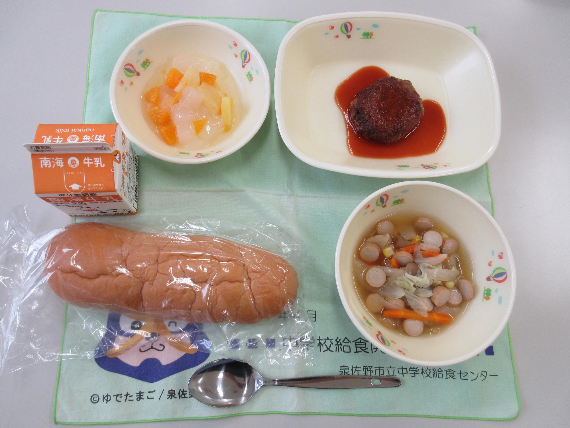 6月24日 牛乳 黒糖パン ベジタブルスープ ハンバーグのケチャップソースかけ フルーツポンチ