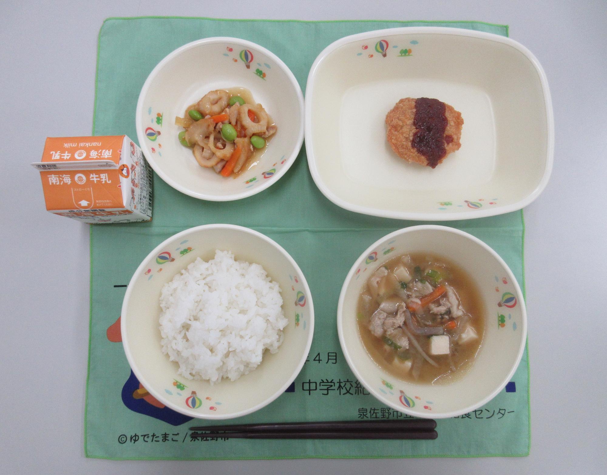 9月17日 牛乳 ごはん 豚汁 れんこんのはさみ揚げ 鶏肉の甘辛炒め