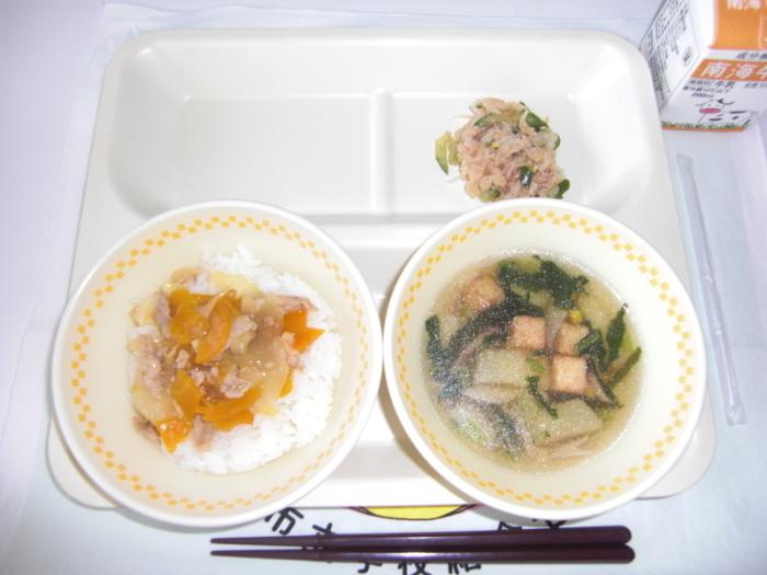 牛乳 豚肉の生姜焼き丼 おかかぽん酢和え 茎わかめのスープ