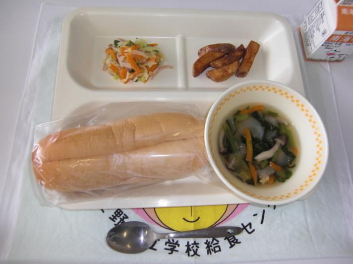 牛乳 ハムサラダサンドパン フライドポテト 鶏肉と小松菜のスープ