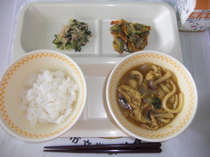 牛乳 ミニごはん カレーうどん 夏野菜のかきあげ ツナと切干大根のごま和え