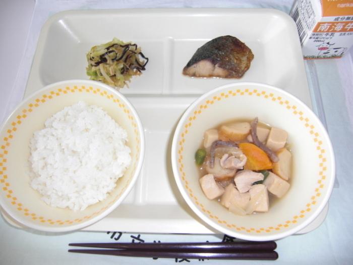 牛乳 ごはん 高野豆腐の煮物 鯵のぽん酢かけ 塩昆布和え