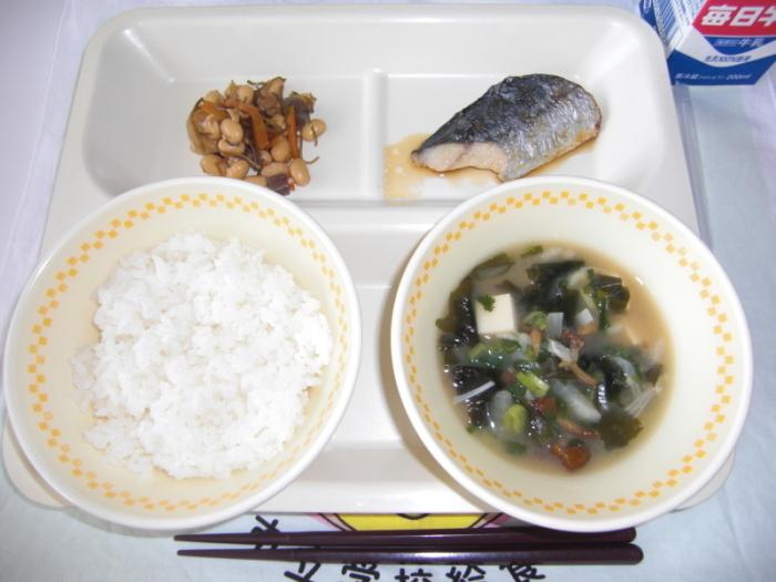 牛乳 ごはん 鰆のレモン醤油かけ 五目豆 なめこ汁