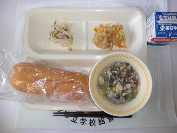 2月26日 牛乳 パン 揚げ鶏の野菜あんかけ 大根サラダ もずくと卵のスープ