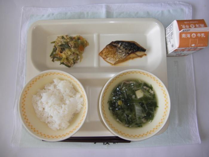 3月4日 牛乳 ごはん 鯖のレモンしょうゆかけ 野菜のそぼろ炒め 豆腐と水菜のスープ