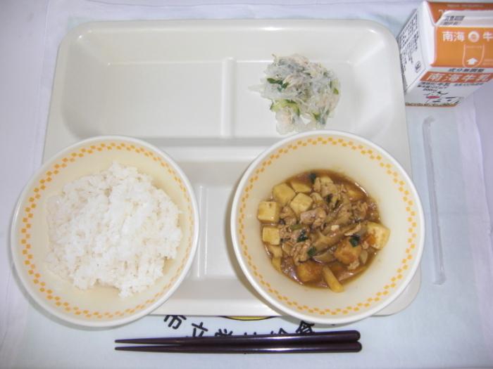 牛乳 ごはん カレー豆腐 バンバンジーサラダ