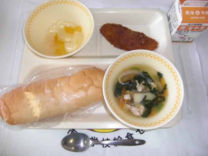 牛乳 パン 白身魚フライの梅肉ソースかけ 鶏肉とコーンのスープ フルーツポンチ