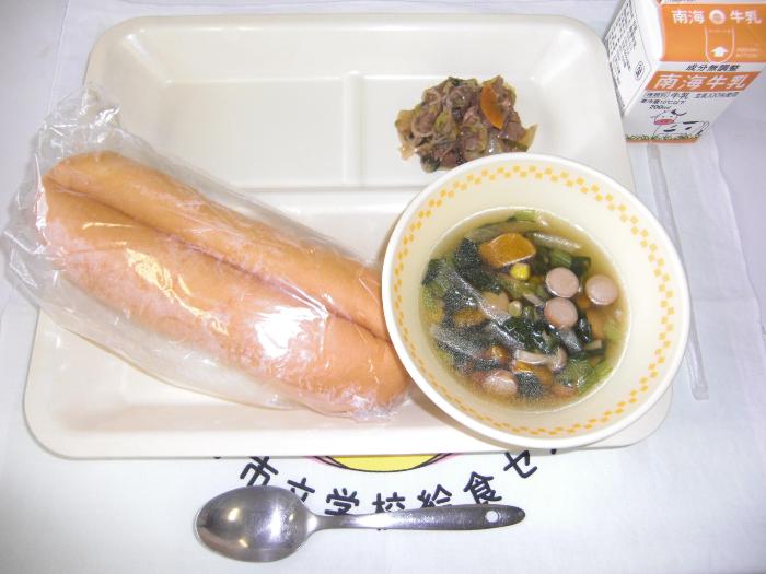 牛乳  焼肉サンドパン  ウインナーと小松菜のスープ