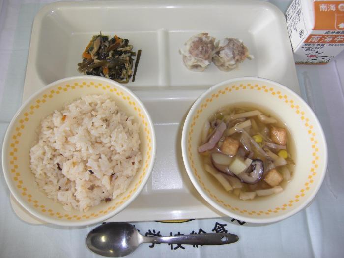 牛乳   炊き込みチャーハン   肉しゅうまい   豚肉と茎わかめの中華炒め   中華スープ