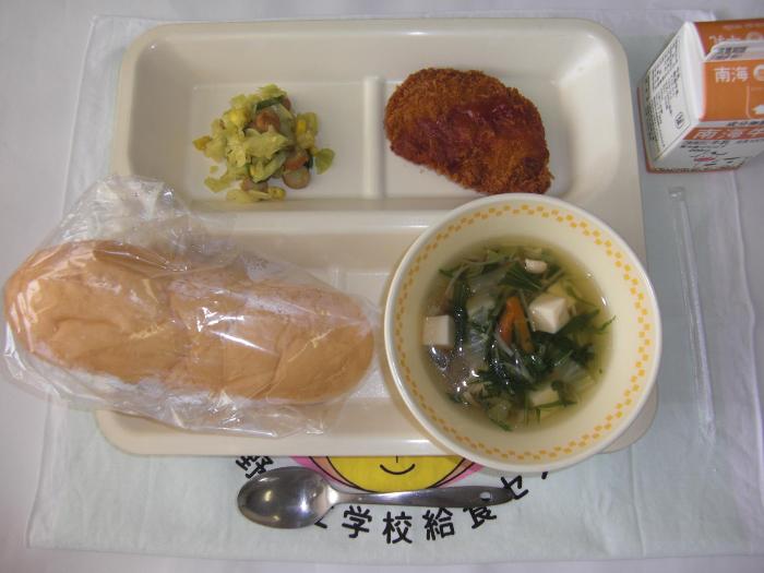 牛乳 パン 白身魚フライのオーロラソースかけ ウインナーとキャベツのカレーソテー 鶏肉と水菜のスープ