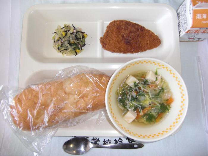 牛乳 アップルパン 白身魚フライの梅肉ソースかけ ひじきサラダ 豆腐と水菜のスープ