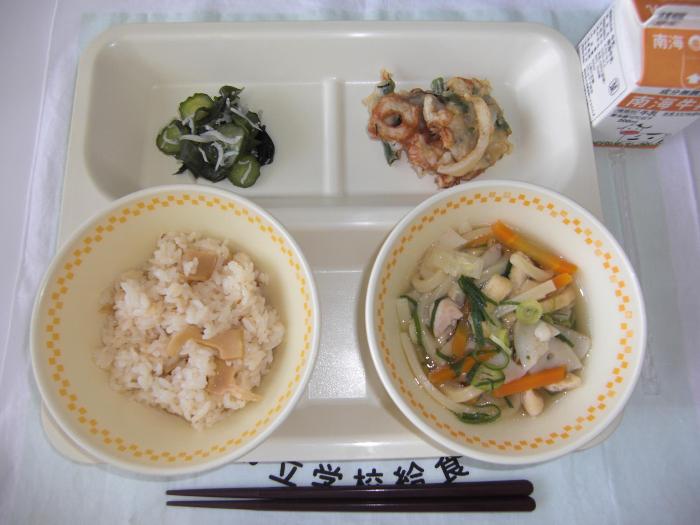 牛乳  ミニたけのこごはん  五目うどん  新野菜のかき揚げ  きゅうりとわかめの酢の物