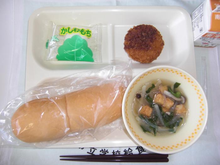 牛乳 パン チキンカツ マロニーのスープ かしわもち