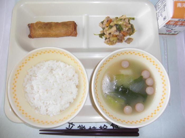 牛乳 ごはん チンジャオロースー 春巻き ポークスープ