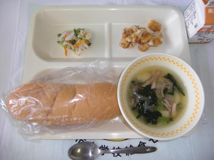 牛乳 パン 揚げ鶏のマーマレードソースかけ 新玉ねぎのサラダ 新じゃがいものスープ
