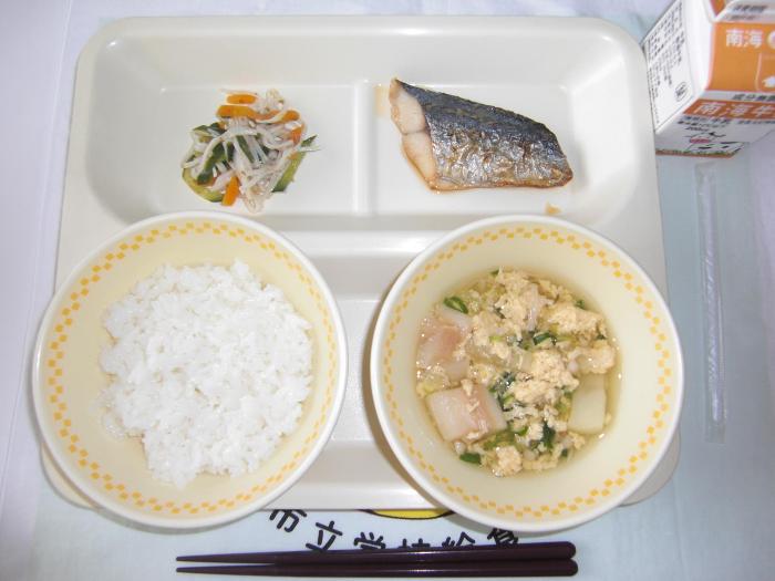 牛乳  ごはん  鰆のレモンしょうゆかけ  糸かまぼこの梅かつお和え  むらくも汁