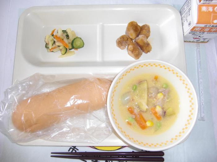 牛乳  ミニパン  揚げ鶏のレモン照り焼きソースかけ  じゃがいもさっぱりサラダ  豆乳コーンスープ