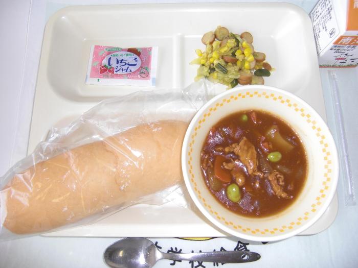 牛乳  パン  ハッシュドポーク  ウインナーとキャベツのカレーソテー  いちごジャム
