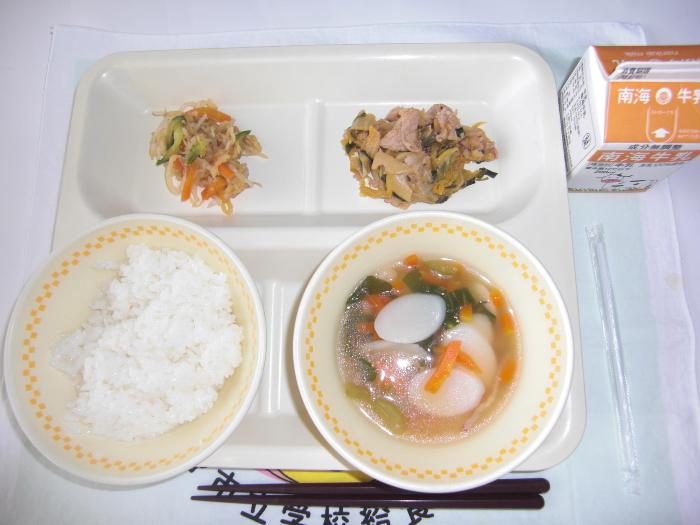 牛乳  ごはん  豚キムチ  もやしナムル  トックスープ