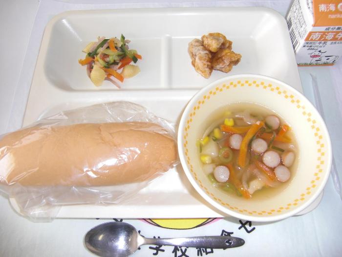 牛乳 ミニパン 揚げ鶏のレモンてりやきソースかけ さっぱりマカロニサラダ ウインナーのスープ