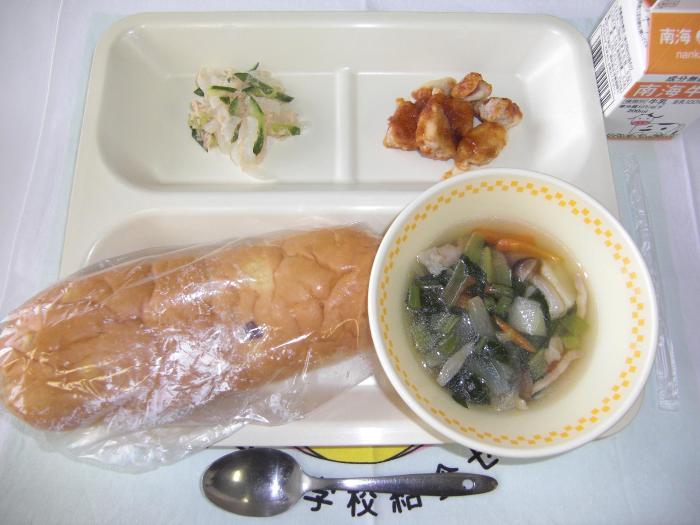牛乳 さつまいもパン ヤンニョムチキン風 大根のサラダ ベジタブルスープ
