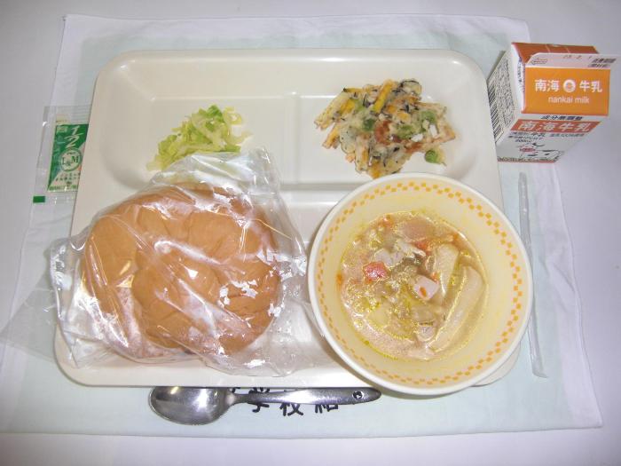 牛乳  れんこんかき揚げバーガー  かぶのサムゲタン風