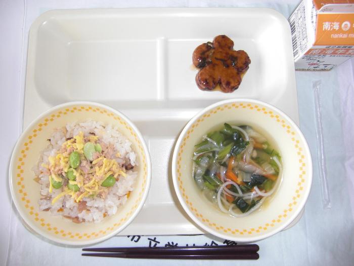 牛乳  卵とツナのちらし寿司  花形豆腐ハンバーグの和風あんかけ  魚そうめん汁